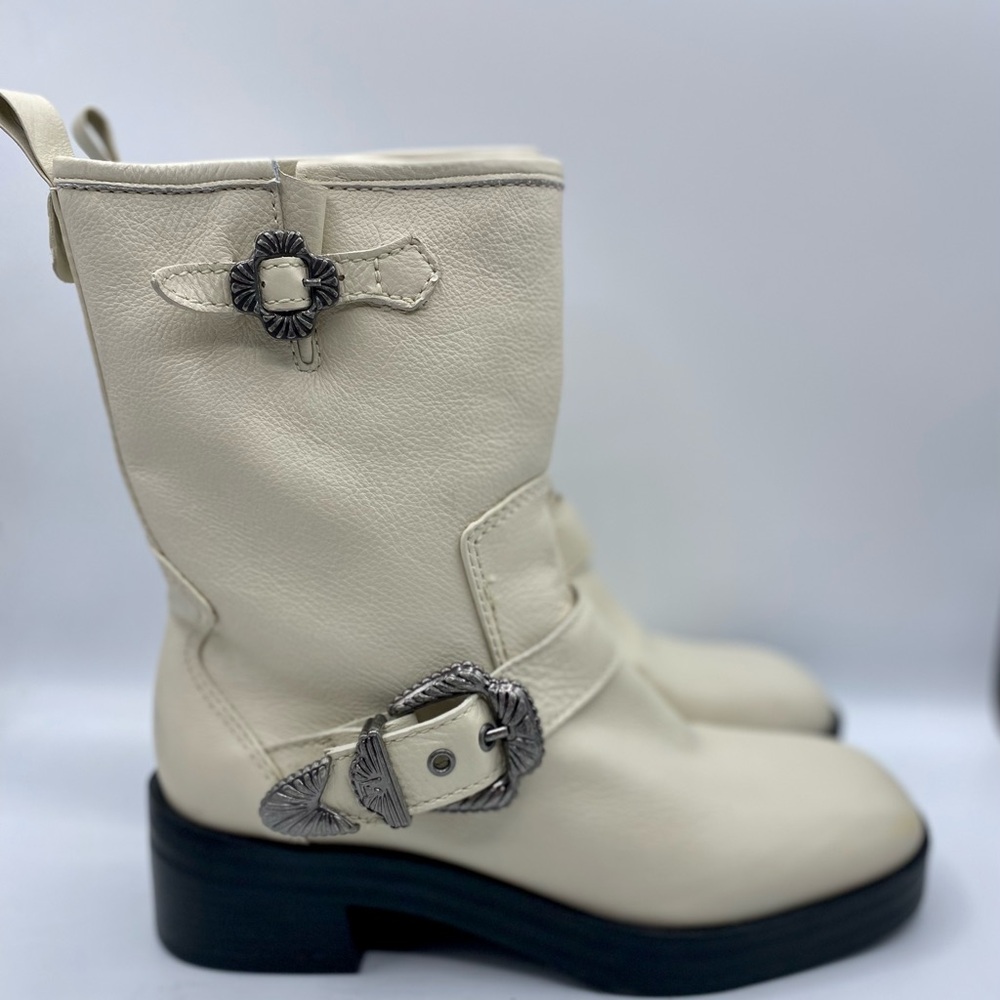 Larroudé Hardy Western
Buckle White Leather Boots‎